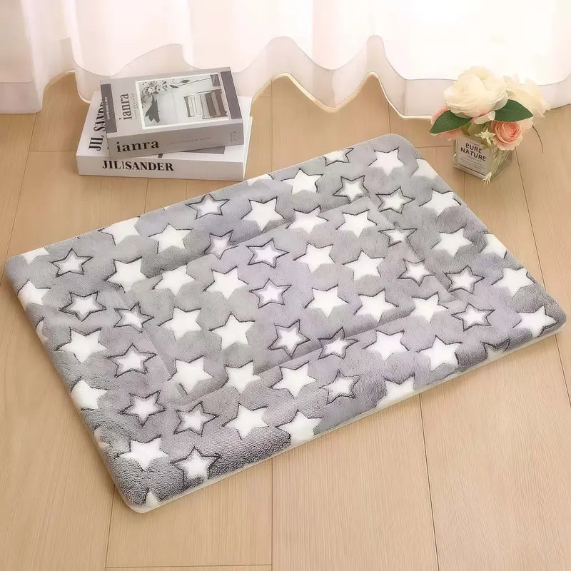 Flannel Pet Sleeping Bed - Thick Plush with Soft Padding, Stain-Resistant and Machine Washable, Available in Two Sizes (69x52 cm, 89x68 cm) for Dogs and Cats